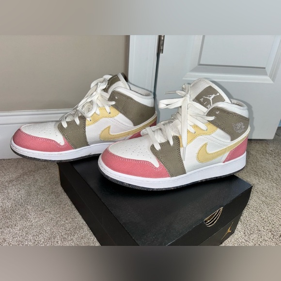 Jordan 1 Mid SE Flowerchid Pastel /Vivid Green/Blanc 6.5 Youth - Picture 4 of 9